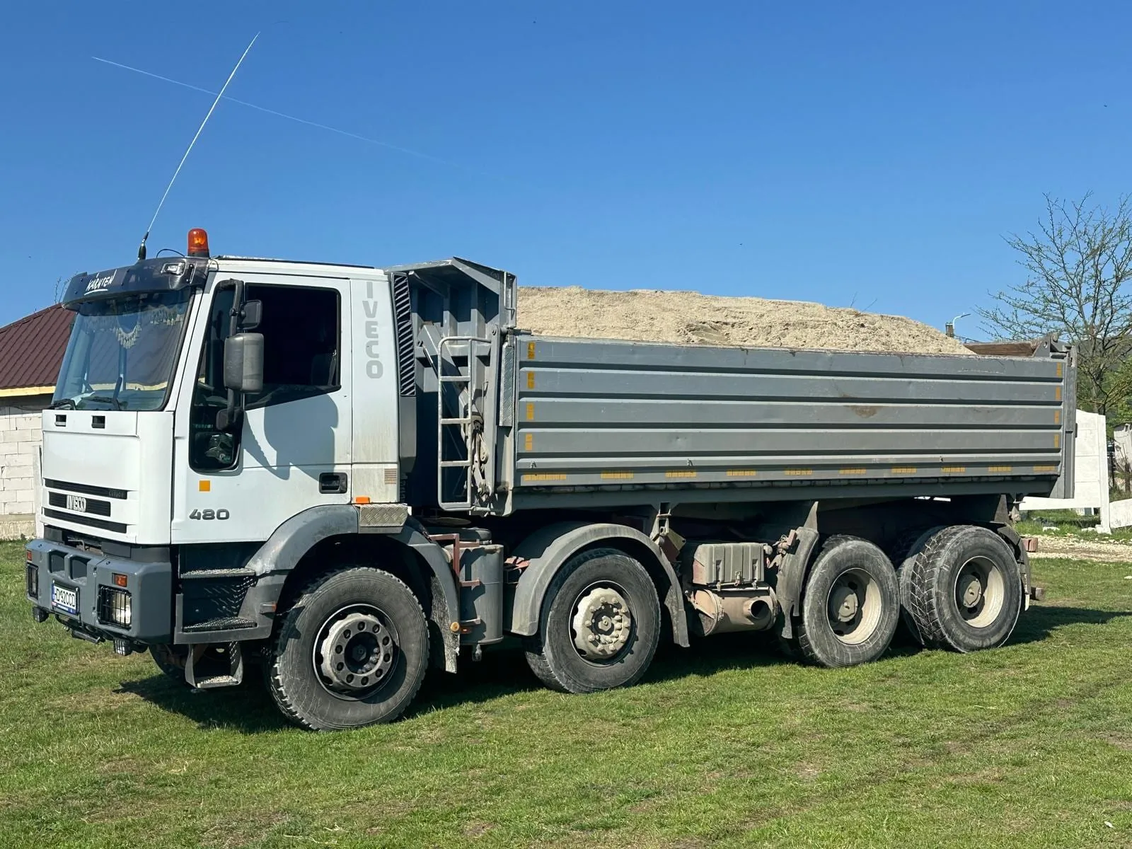 Basculantă 8x4 încărcată cu nisip