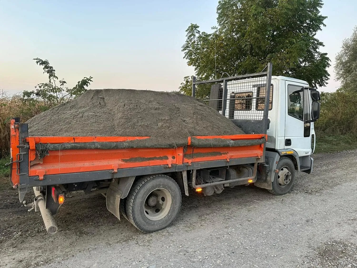 Camion încărcat cu nisip, oprit pe drum