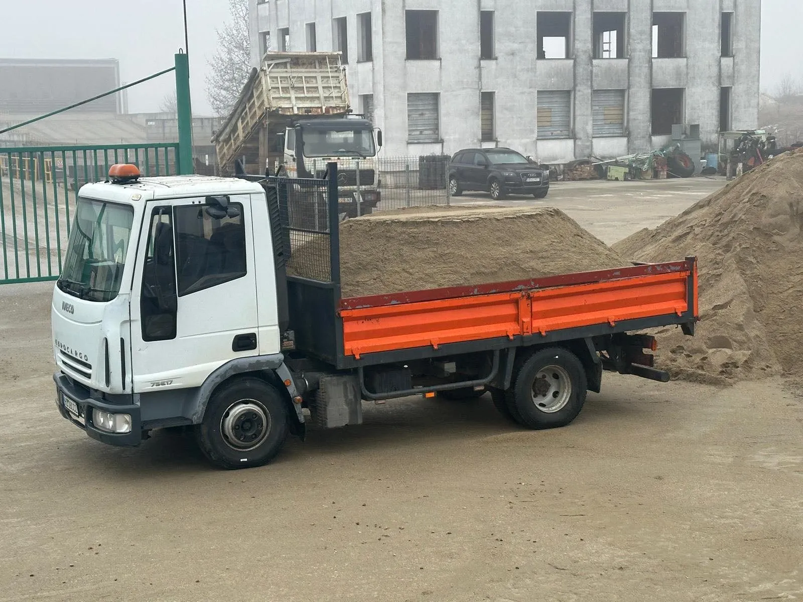 Transport de pământ pe un șantier